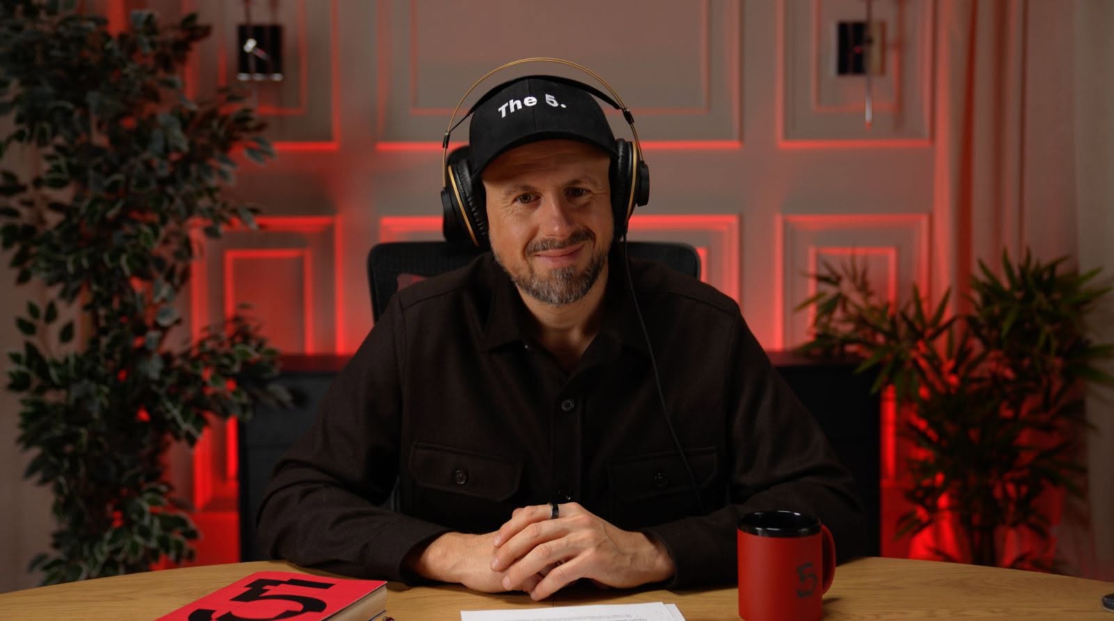 Tomasz Karwatka w studiu Studio Makers — nagrania przy premierze książki The 5